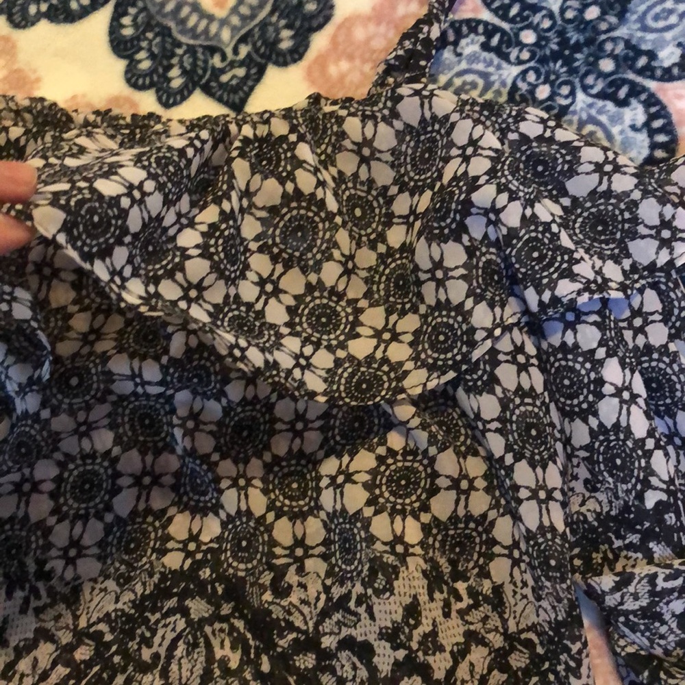 Beautiful Flowy Top✨ - Picture 3 of 5